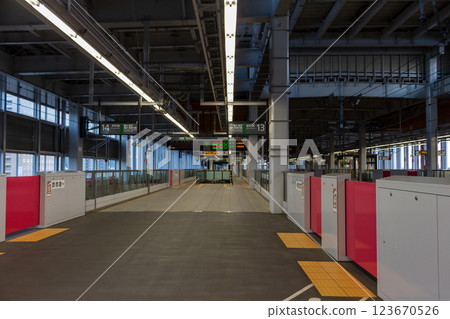 An empty Shinkansen platform [Hokuriku Shinkansen Joetsu Myoko Station] 123670526