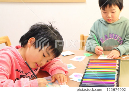 一個會畫畫的孩子 123674902