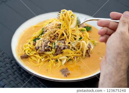 Chiang mai curry noodles, asian spicy egg pasta with meat, curried noodle soup Khao Soi or Khao Sawy, thai food 123675248
