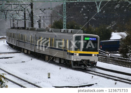The 20400 series retires from the Hibiya Line and takes to the snowy plains of a new world... 123675733