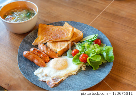 西式早餐盤,包括烤麵包和煎蛋 西式早餐盤,包括烤麵包和煎蛋 123675811