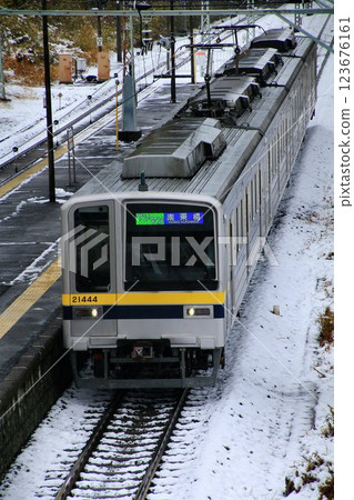 The 20400 series retires from the Hibiya Line and takes to the snowy plains of a new world... The 20400 series retires from the Hibiya Line and takes to the snowy plains of a new world... 123676161