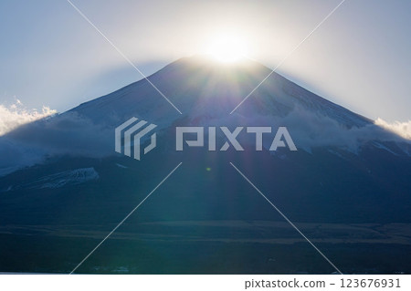 [Mt. Fuji material] Diamond Fuji seen from Lake Yamanaka [Yamanashi Prefecture] 123676931