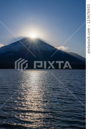 [富士山素材] 從山中湖看到的鑽石富士 [山梨縣] 123676933