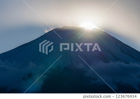 [富士山素材] 從山中湖看到的鑽石富士 [山梨縣] 123676934