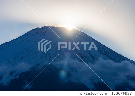 [Mt. Fuji material] Diamond Fuji seen from Lake Yamanaka [Yamanashi Prefecture] 123676938