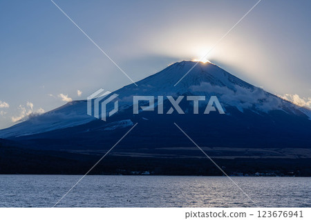 [Mt. Fuji material] Diamond Fuji seen from Lake Yamanaka [Yamanashi Prefecture] 123676941