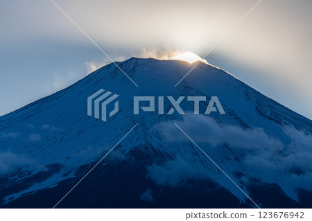 [Mt. Fuji material] Diamond Fuji seen from Lake Yamanaka [Yamanashi Prefecture] 123676942
