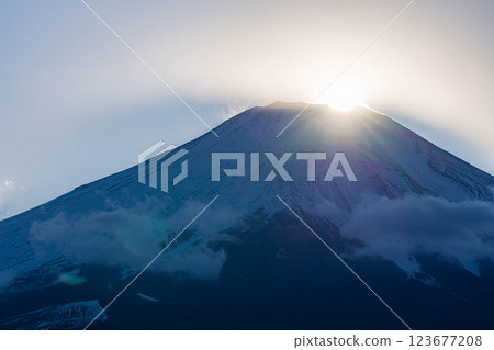 [富士山素材] 從山中湖明神山觀景台觀賞雲霧繚繞的富士山日出 [山梨縣] 123677208