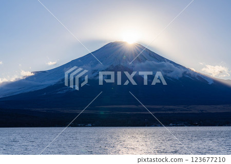 [富士山素材] 從山中湖明神山觀景台觀賞雲霧繚繞的富士山日出 [山梨縣] 123677210