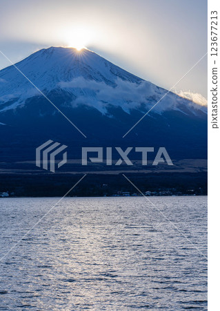 [Mt. Fuji material] Sunrise of cloud-capped Mt. Fuji seen from Lake Yamanaka Myojinyama Panorama Deck [Yamanashi Prefecture] 123677213