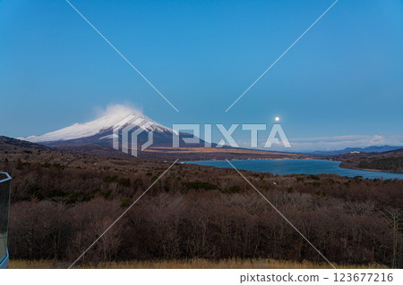 [Mt. Fuji material] Sunrise of cloud-capped Mt. Fuji seen from Lake Yamanaka Myojinyama Panorama Deck [Yamanashi Prefecture] 123677216