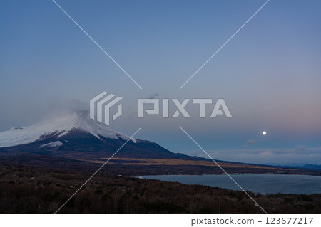 [Mt. Fuji material] Sunrise of cloud-capped Mt. Fuji seen from Lake Yamanaka Myojinyama Panorama Deck [Yamanashi Prefecture] 123677217