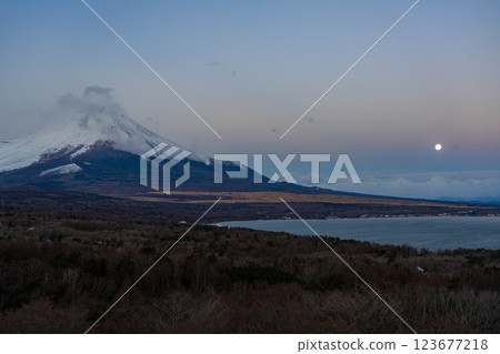 [富士山素材] 從山中湖明神山觀景台觀賞雲霧繚繞的富士山日出 [山梨縣] 123677218