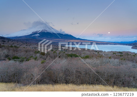 [富士山素材] 從山中湖明神山觀景台觀賞雲霧繚繞的富士山日出 [山梨縣] 123677219