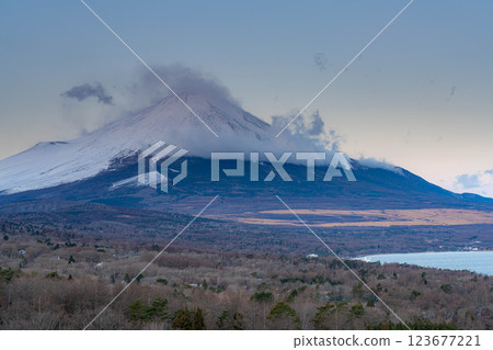 [富士山素材] 從山中湖明神山觀景台觀賞雲霧繚繞的富士山日出 [山梨縣] 123677221