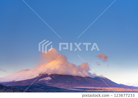 [Mt. Fuji material] Sunrise of cloud-capped Mt. Fuji seen from Lake Yamanaka Myojinyama Panorama Deck [Yamanashi Prefecture] 123677233