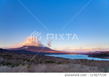 [富士山素材] 從山中湖明神山觀景台觀賞雲霧繚繞的富士山日出 [山梨縣] 123677236