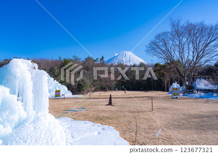 [Mt. Fuji material] Rime trees and scenery at the Lake Saiko Ice Festival [Yamanashi Prefecture] 123677321