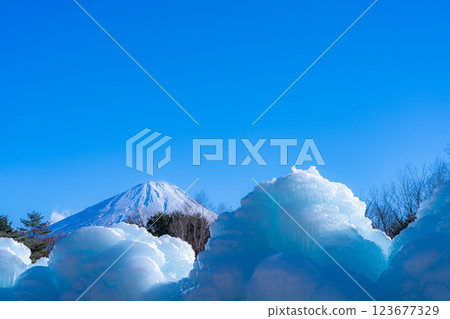 [Mt. Fuji material] Rime trees and scenery at the Lake Saiko Ice Festival [Yamanashi Prefecture] 123677329