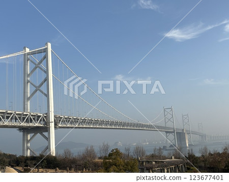 A romantic blue sky can be seen from the other side of the bridge 123677401