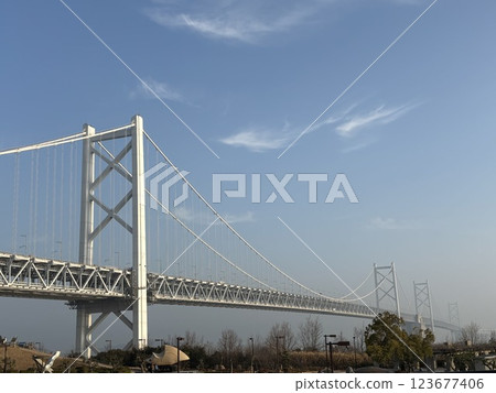 從橋的另一邊可以看到浪漫的藍天 123677406