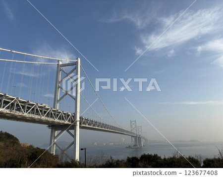 A romantic blue sky can be seen from the other side of the bridge 123677408