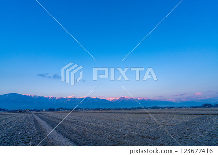 【北阿爾卑斯素材】冬天從安曇野市望去沐浴朝霞的北阿爾卑斯山【長野縣】 123677416