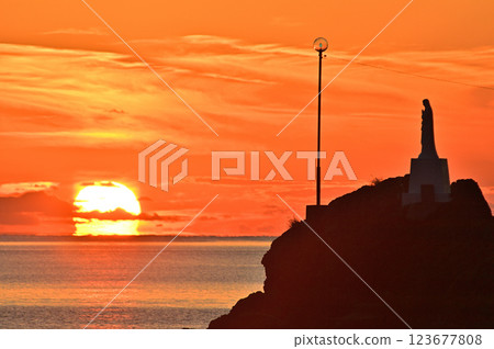 聖母像與天草海的夕陽 123677808