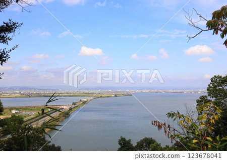 A view of the town across the river from the hilltop 123678041