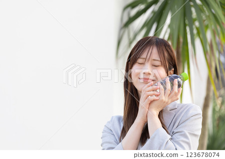 一名女子用冷水敷臉的圖片(庫存照片) 一名女子用冷水敷臉的圖片(庫存照片) 123678074