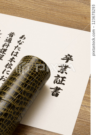 文憑和桶 123678293