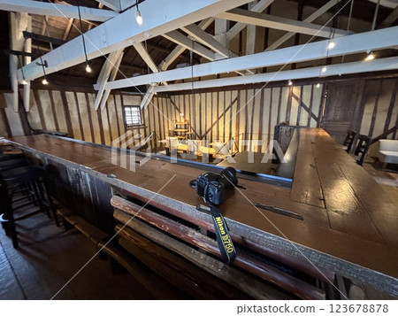 有樓梯的場景,由船運倉庫改造而成的咖啡館 有樓梯的場景,由船運倉庫改造而成的咖啡館 123678878