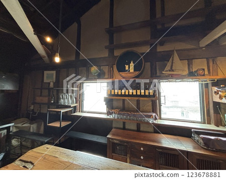 有樓梯的場景,由船運倉庫改造而成的咖啡館 有樓梯的場景,由船運倉庫改造而成的咖啡館 123678881