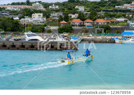 A boat floating in the sea 123678956