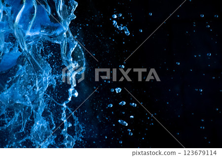 水和黑色背景 123679114
