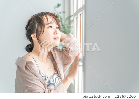 Beauty image of an Asian woman standing by the window in the morning (sunbathing, skin care, ultraviolet rays) Beauty image of an Asian woman standing by the window in the morning (sunbathing, skin care, ultraviolet rays) 123679260