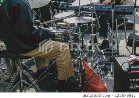 街頭現場表演,街頭現場表演,男人的手腳打鼓 街頭現場表演,街頭現場表演,男人的手腳打鼓 123679613