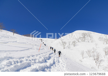 雪中登山：谷川天神山脊的壯麗景色與登山者 123679688