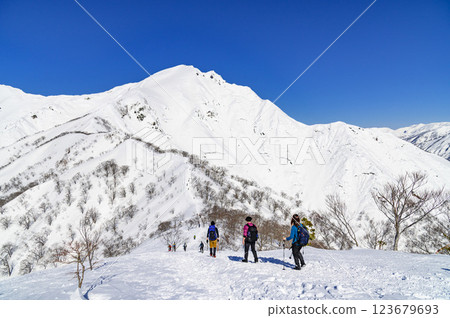 雪中登山：谷川天神山脊的壯麗景色與登山者 123679693