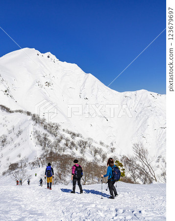 Snowy mountain climbing: The magnificent view of Mount Tanigawa's Tenjin Ridge and climbers Snowy mountain climbing: The magnificent view of Mount Tanigawa's Tenjin Ridge and climbers 123679697