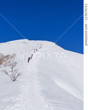 雪中登山：谷川天神山脊的壯麗景色與登山者 123679721