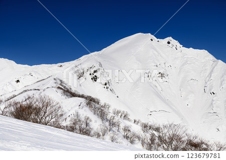 谷川岳和白雪皚皚的登山美景(從天神山脊眺望) 谷川岳和白雪皚皚的登山美景(從天神山脊眺望) 123679781