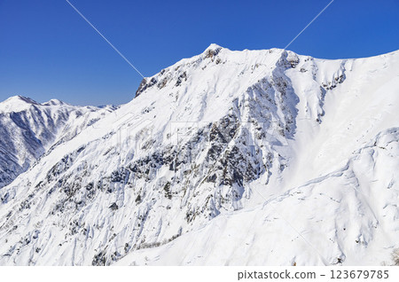 谷川岳和白雪皚皚的登山美景（從天神山脊眺望） 123679785