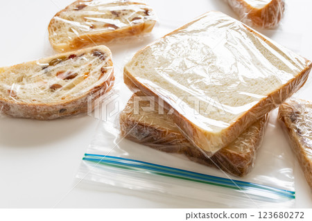 如何儲存用保鮮膜包裹的麵包 123680272