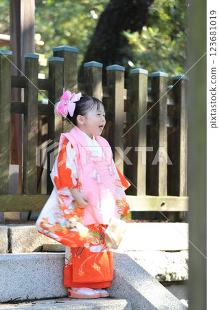 一名 3 歲女孩參拜七、五山神社。 123681019
