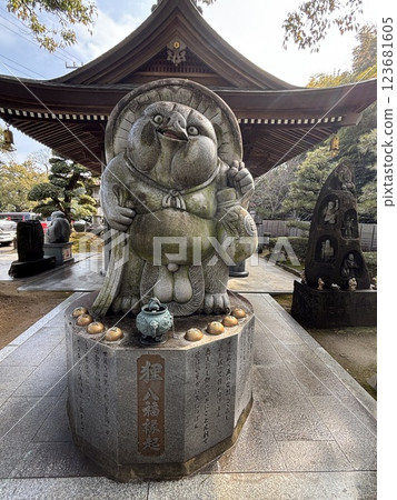 The main hall of Tamura Shrine, the Ichinomiya of Sanuki Province, stands out against the blue sky. 123681605