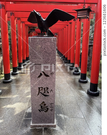 贊岐國一宮田村神社的正殿在藍天的襯托下顯得格外引人注目。 123681606