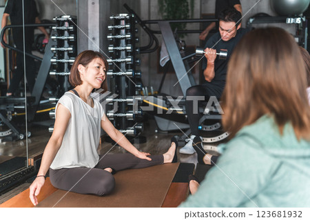 在健身房做瑜珈、伸展運動、運動、運動、節食、訓練的女性 123681932