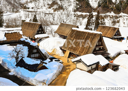 白雪皚皚的合掌村 123682043
